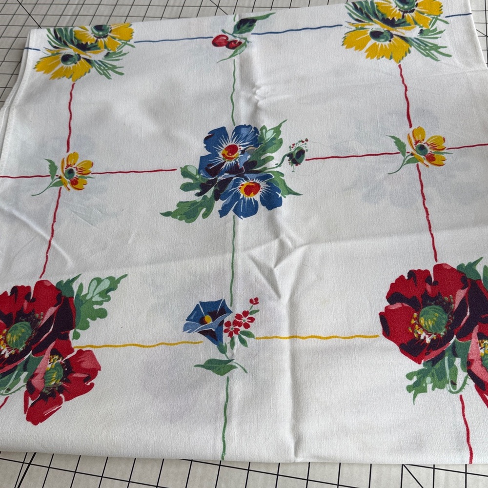 Vintage 1950s Floral & Strawberry Printed Tablecloth – Mid-Century Farmhouse - Picture 13 of 16
